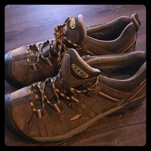 Men’s Keen Hiking Shoes (10.5)